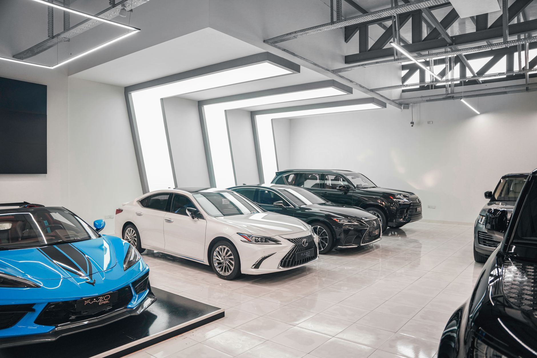 Showroom com carros modernos expostos